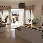 Hostel Laneez Ericeira Surf House -