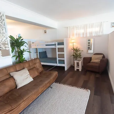 Laneez Surf House Hostel